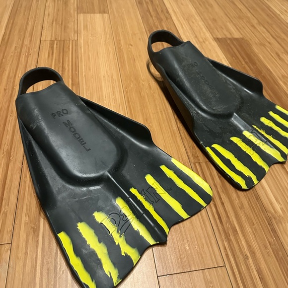 Black and Yellow Swim Fins - Picture 5 of 7